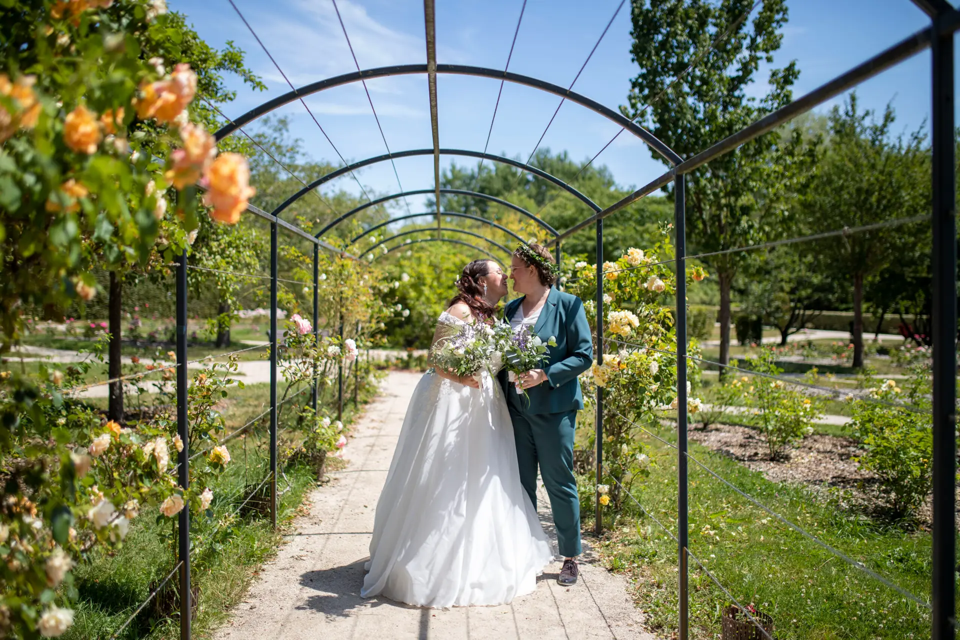 couple de mariée LGBT dans une roseraie à Voisins-le-Bretonneux dans les Yvelines pendant leurs photos de couple