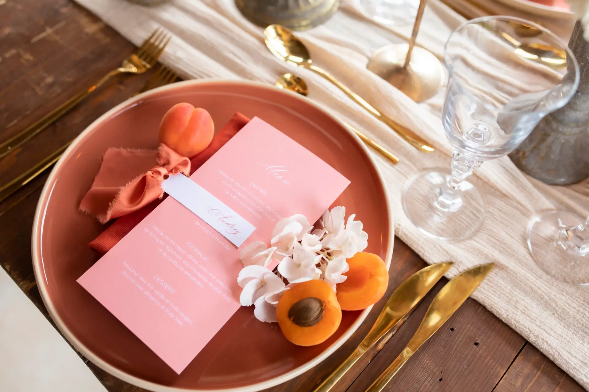 décoration de table de mariage dans les tons abricots au domaine des deux tours en Essonne