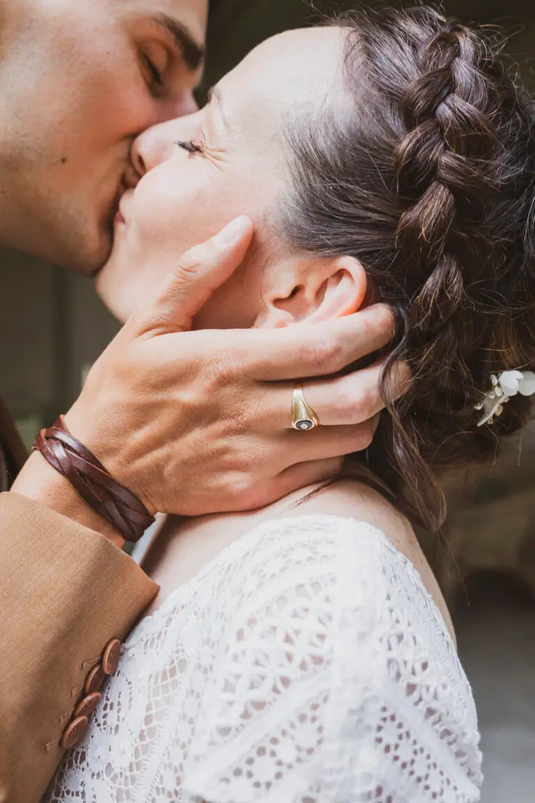 Un couple de marié qui s'embrassent lors de leur séance couple pour montrer le romantisme de leur amour