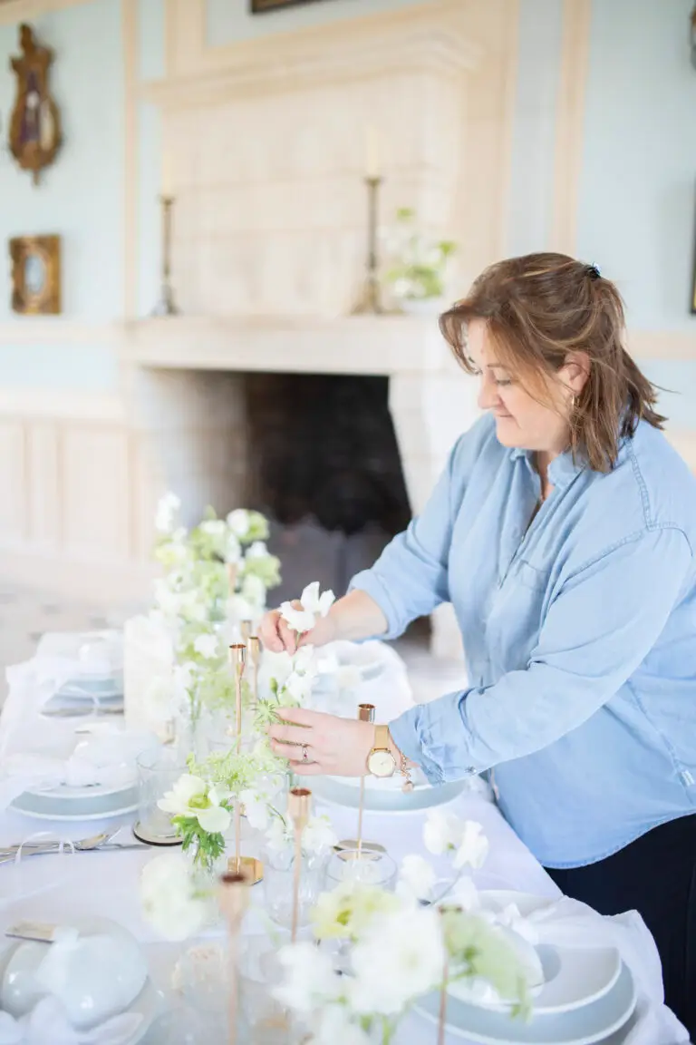 photo d'une décoratrice florale faisant ses compositions lors d'un mariage