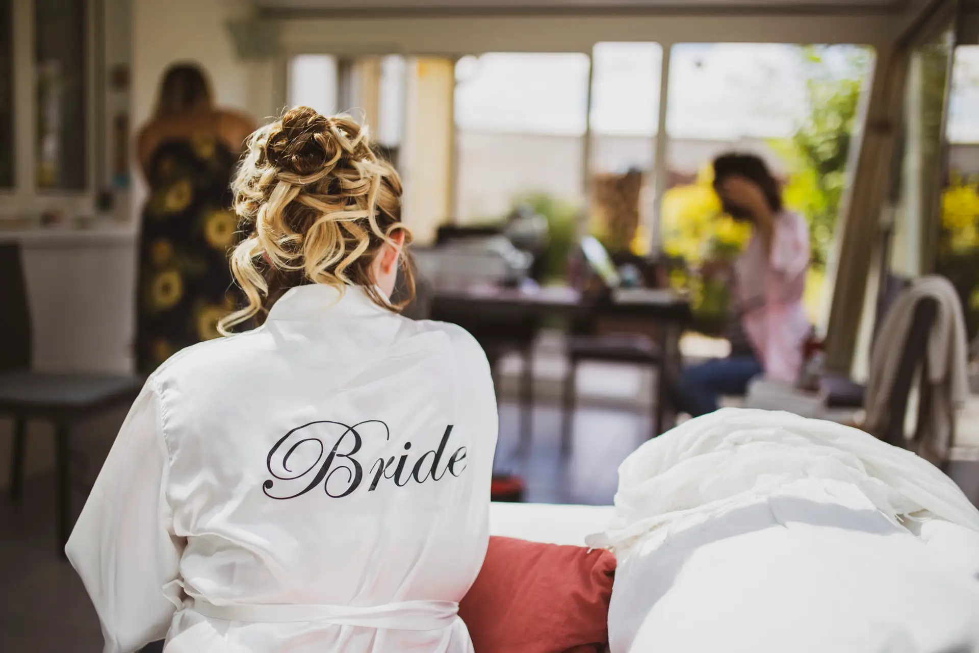 mariée avec ses demoiselles d'honneur pendant les préparatifs