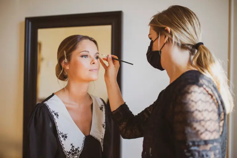 mariée en train de se faire maquiller lors de ses préparatifs