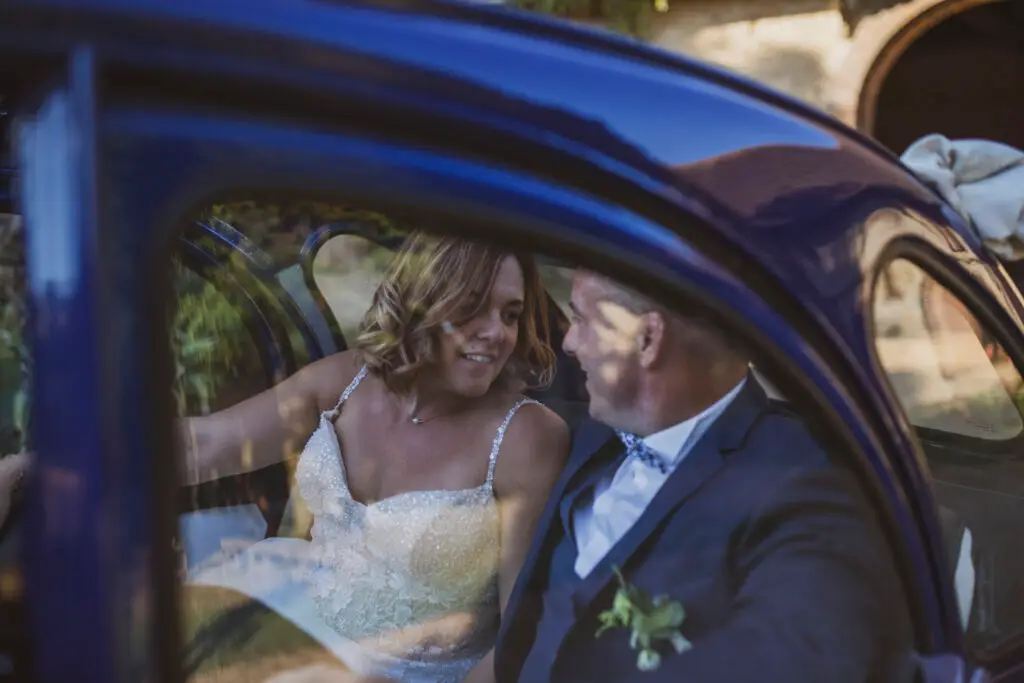 couple officiellement marié dans une 2CV