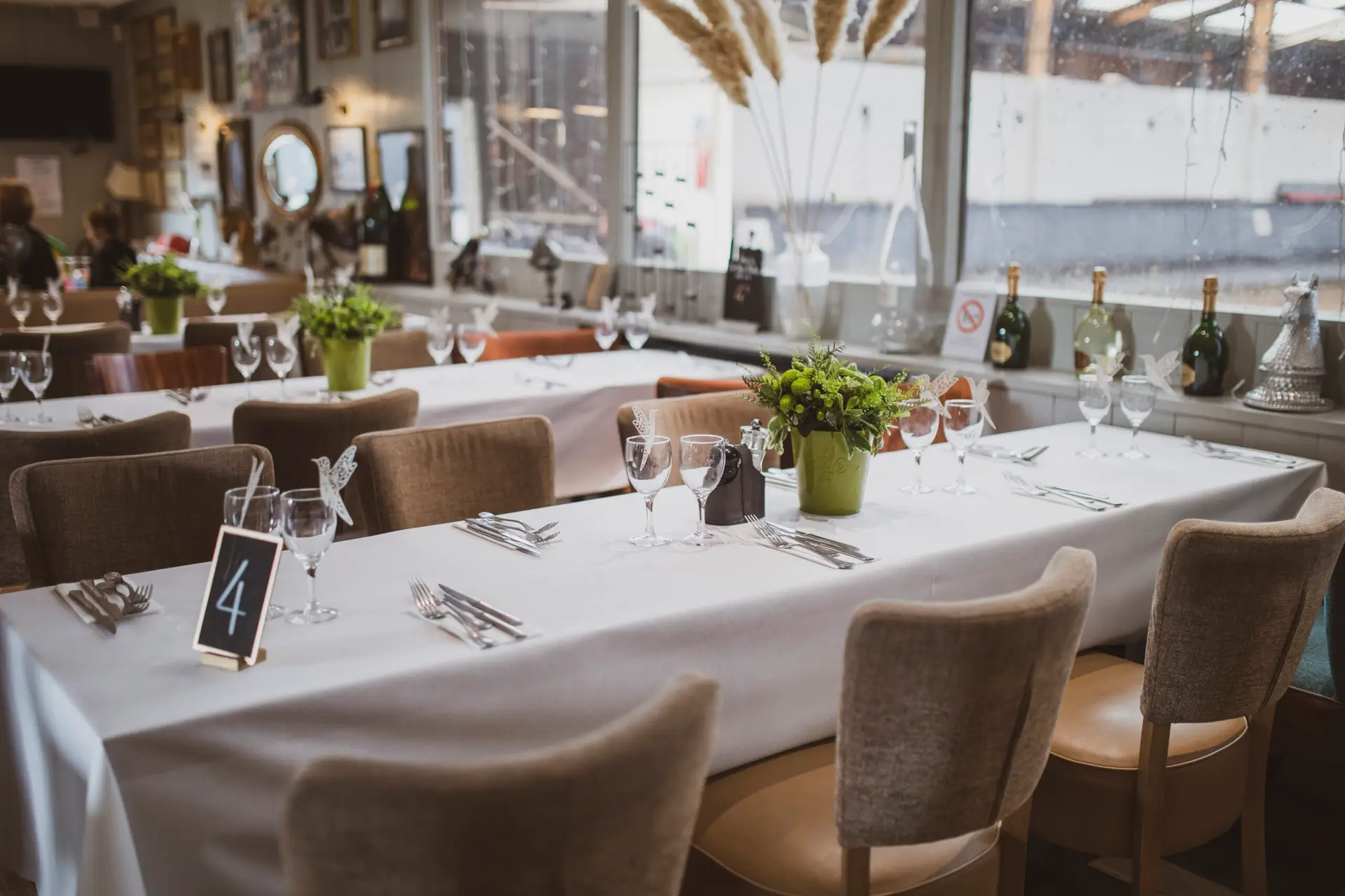 décoration minimaliste pour un mariage de printemps dans un restaurant