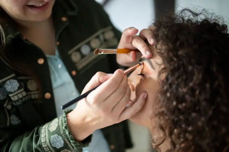 maquilleuse qui construit le regard de sa mariée pour sa journée de mariage
