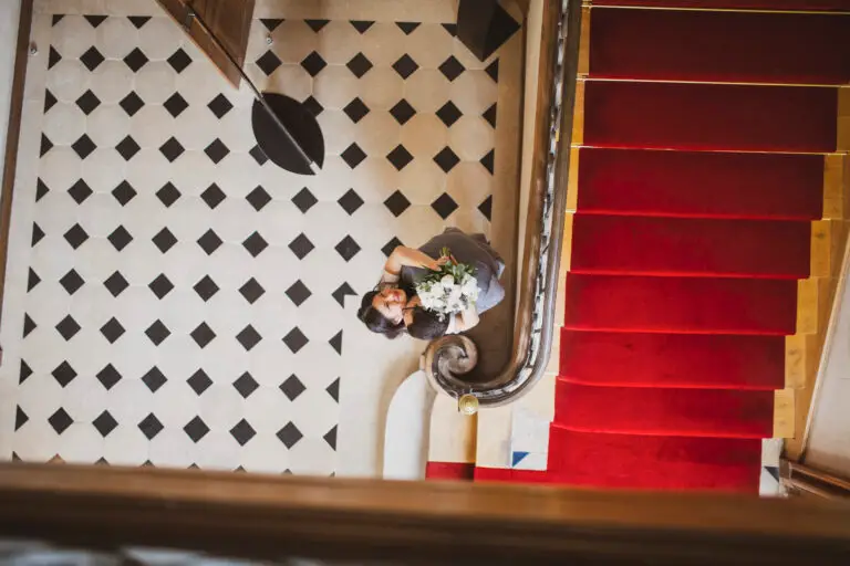 couple en bas d'un escalier après leur mariage
