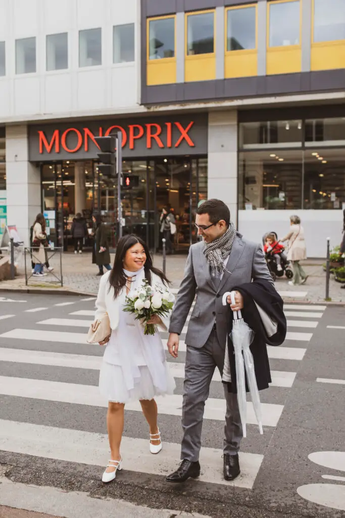 Couple mixte traversant un passage pour piéton pour se rendre à leur cérémonie civile à Issy les Moulineaux