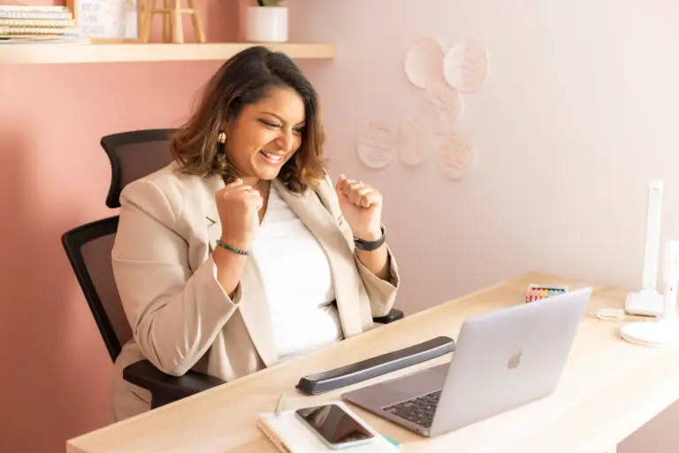 coach estime de soit en plein travail qui félicite la personne qu'elle accompagne