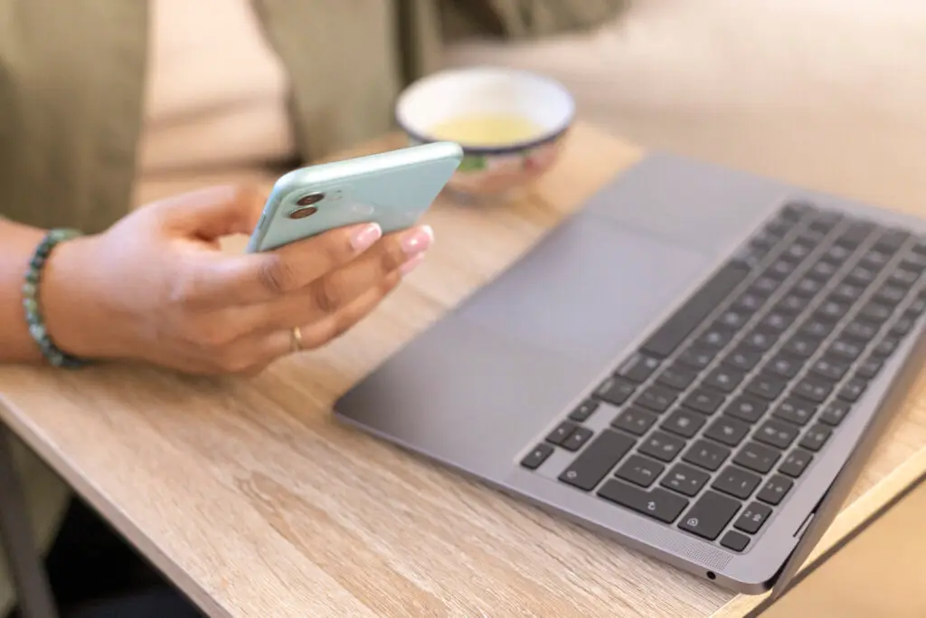 coach en train de créer ses contenus pour Instagram sur son téléphone