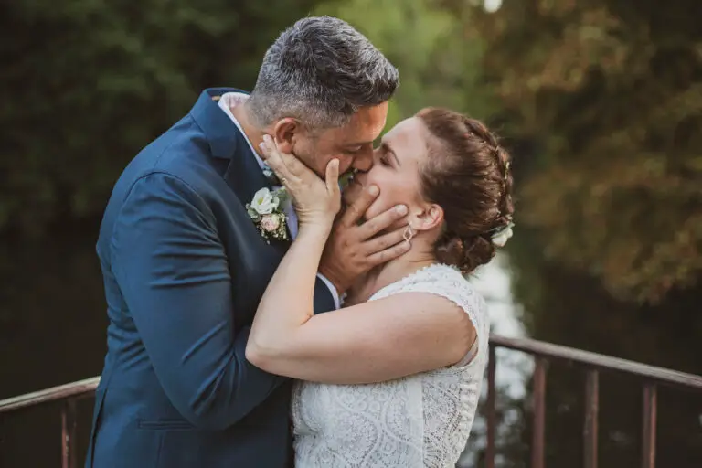 couple mixte s'embrassant dans un moulin lors de leurs séance couple
