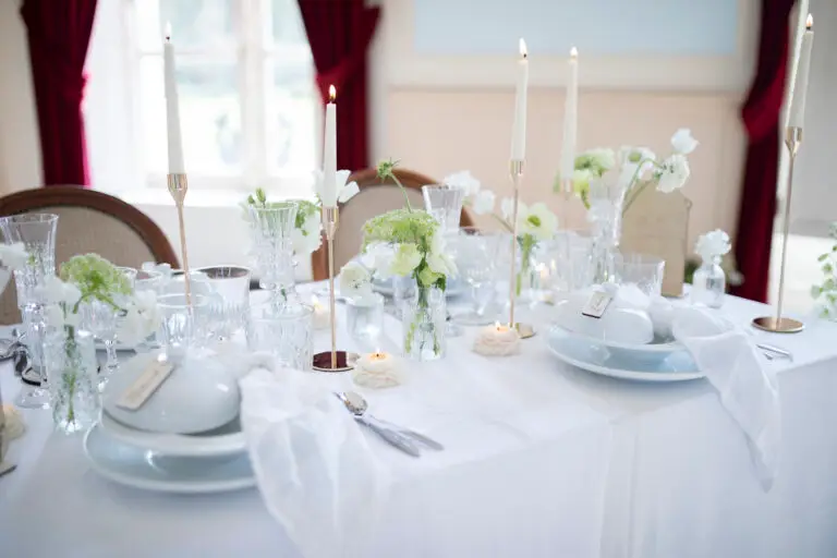 bougie artisanale mis en valeur sur une table de mariage