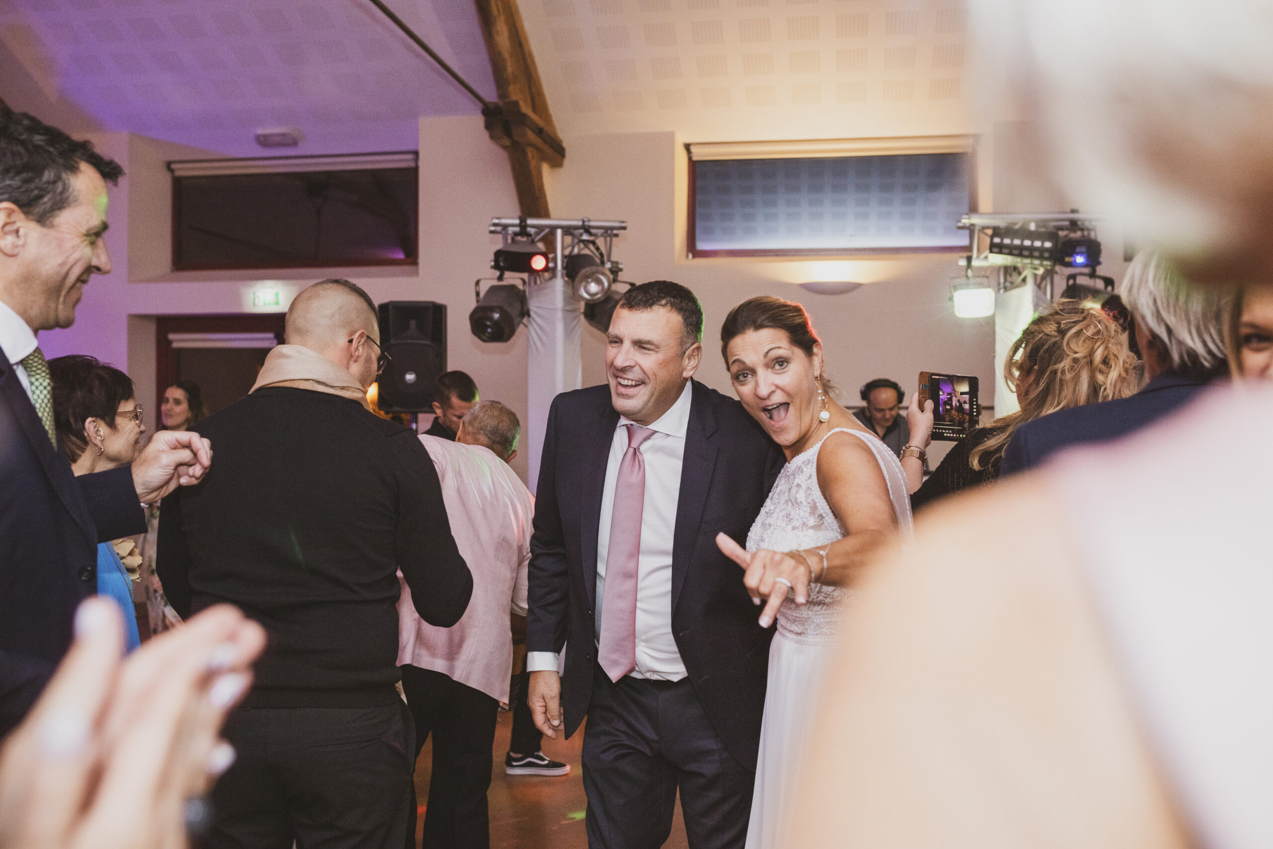 les mariés profitant de leur cocktail avec un groupe live