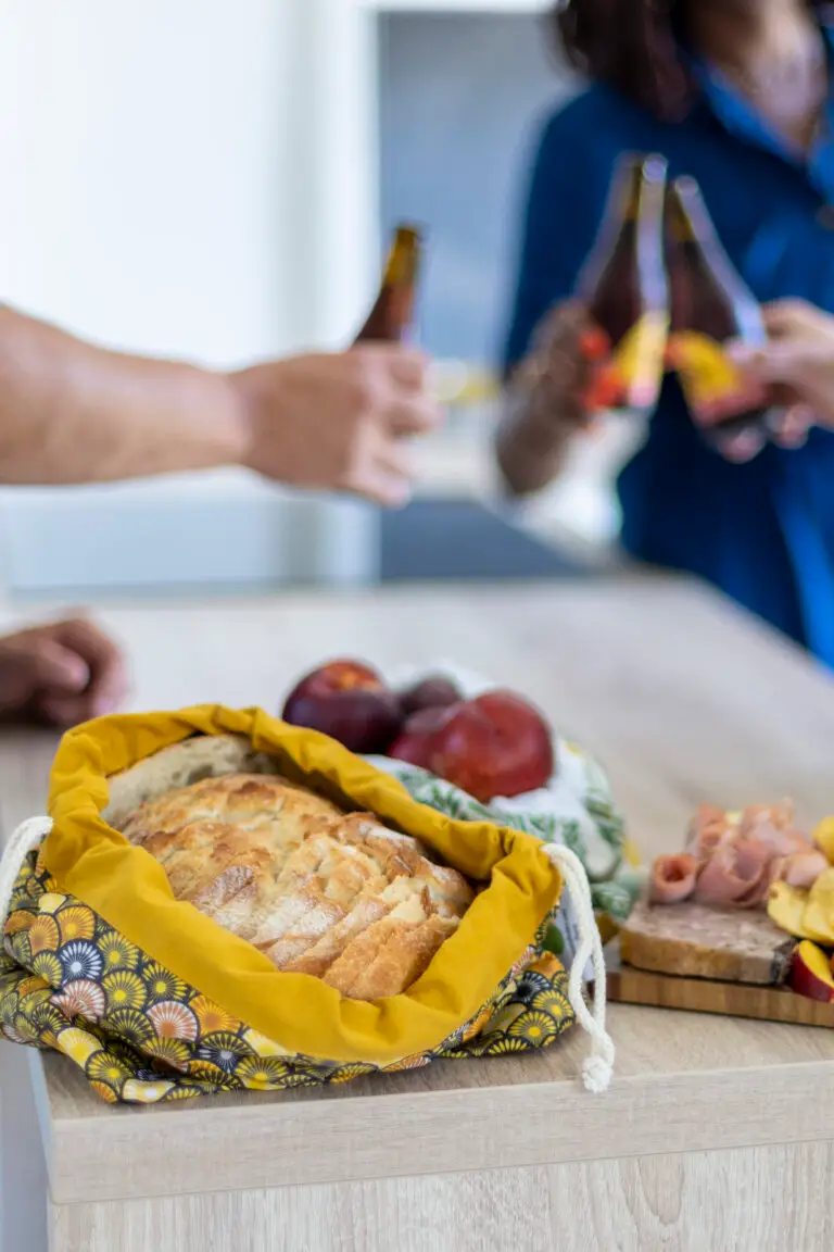 utilisation du sac à pain de chez sac à salade pour transporter vos produits frais pour un apéritif entre amis