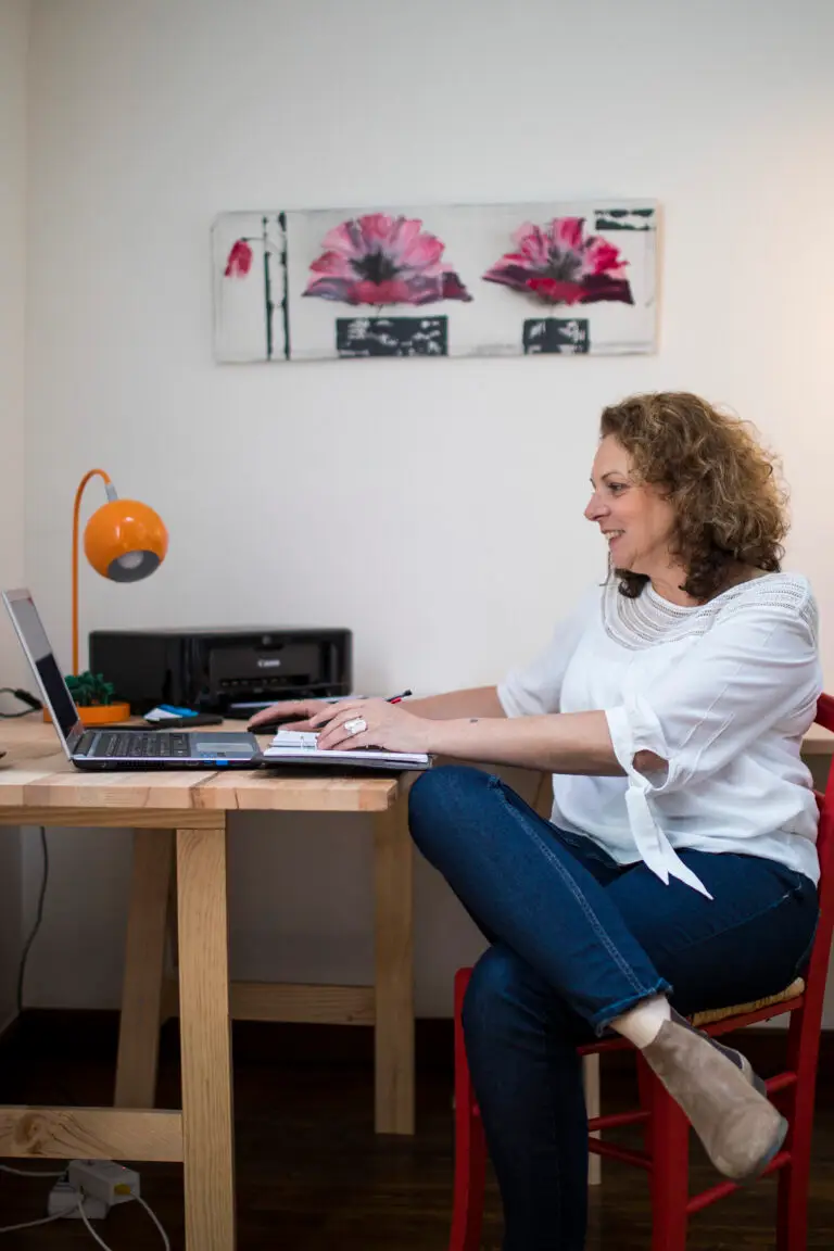 assistante administratif et financière pendant son travail